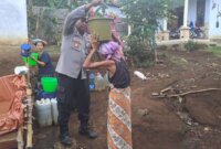 Polsek Kedungjajang salurkan air bersih