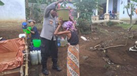 Polsek Kedungjajang salurkan air bersih
