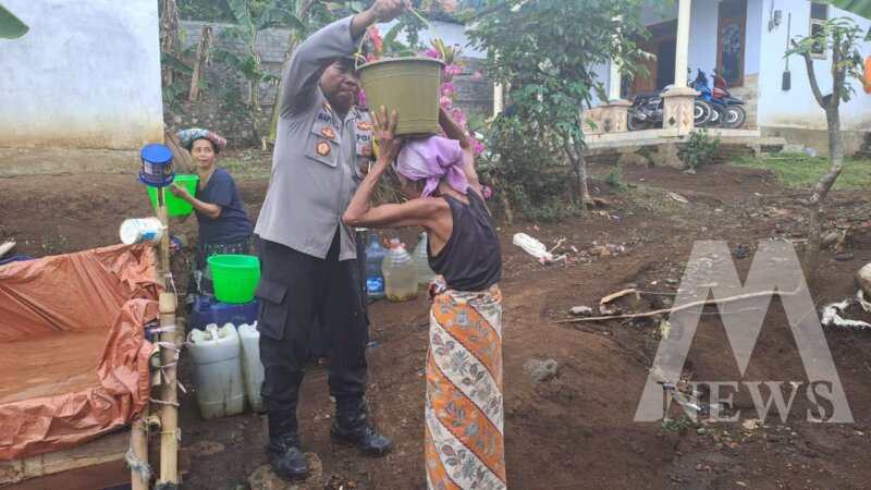 Polsek Kedungjajang salurkan air bersih