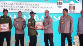 Irjen Pol Dedi Prasetyo bagikan sembako ke warga setempat