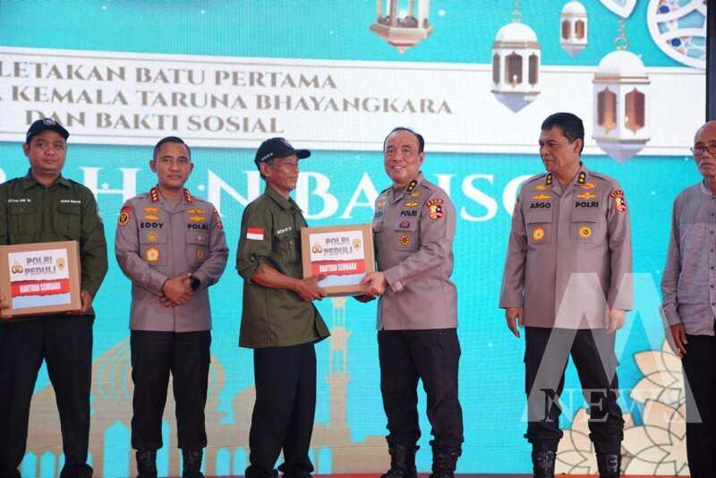 Irjen Pol Dedi Prasetyo bagikan sembako ke warga setempat