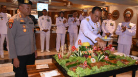 Dankodikdukum Kodiklatal Laksma TNI Dr. Taufik Arief saat potong tumpeng