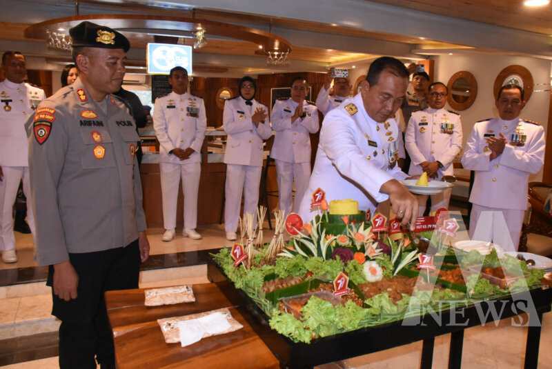 Dankodikdukum Kodiklatal Laksma TNI Dr. Taufik Arief saat potong tumpeng
