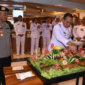 Dankodikdukum Kodiklatal Laksma TNI Dr. Taufik Arief saat potong tumpeng