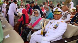 Wadan Kodiklatal Laksda TNI Eko Wahjono didampingi wakil ketua gabungan Jalasenastri Kodiklatal Ny. Dian Eko Wahjono