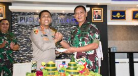 Kapolresta Sidoarjo Kombespol Christian Tobing beri Suprise Danpuslatdiksarmil Kodiklatal Kolonel Laut (P) Irwan S.P. Siagian