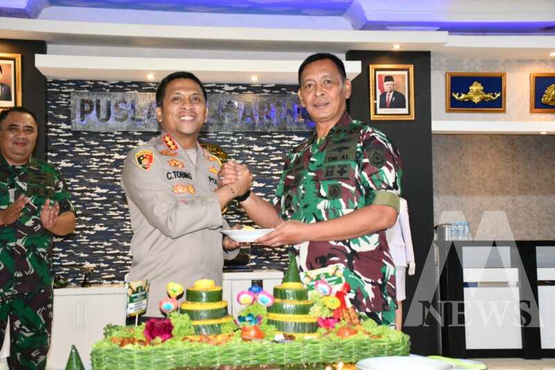 Kapolresta Sidoarjo Kombespol Christian Tobing beri Suprise Danpuslatdiksarmil Kodiklatal Kolonel Laut (P) Irwan S.P. Siagian