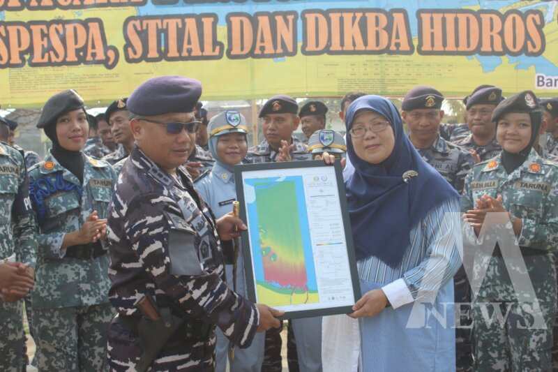 Danpusdikhidros Kodiklatal Kolonel Laut (P) Tri Ariyah Hari Saputra tutup lattek CFFP Surat Hidros