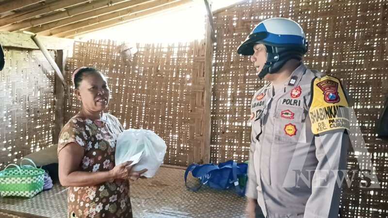 Bhabinkamtibmas Polsek Curahdami Aiptu Ahmad Abadi bagi sembako ke warga