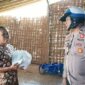 Bhabinkamtibmas Polsek Curahdami Aiptu Ahmad Abadi bagi sembako ke warga