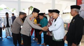 Kapolres Tuban AKBP Oskar Syamsuddin bersama perguruan silat