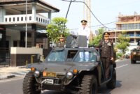 Kapolres Bojonegoro AKBP Mario Prahatinto ikuti parade peringatan HUT TNI ke-79