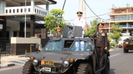 Kapolres Bojonegoro AKBP Mario Prahatinto ikuti parade peringatan HUT TNI ke-79