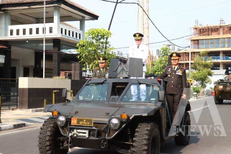 Kapolres Bojonegoro AKBP Mario Prahatinto ikuti parade peringatan HUT TNI ke-79