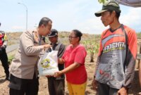 Kapolres Kediri Kota AKBP Bramastyo Priaji berikan paket sembako ke warga