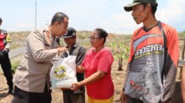 Kapolres Kediri Kota AKBP Bramastyo Priaji berikan paket sembako ke warga