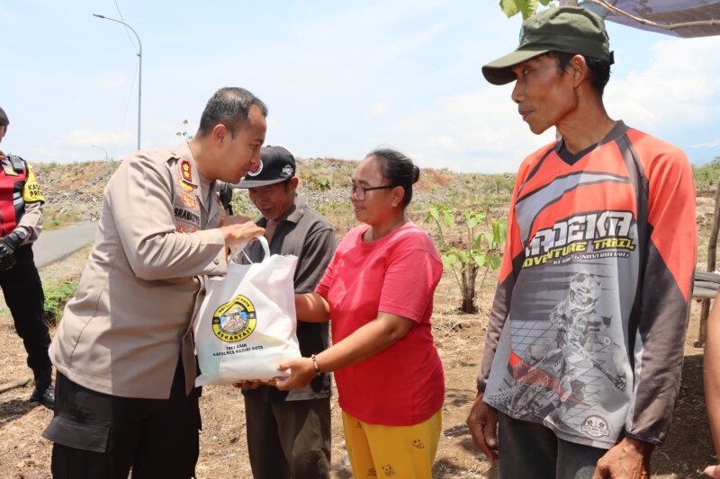 Kapolres Kediri Kota AKBP Bramastyo Priaji berikan paket sembako ke warga