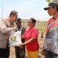 Kapolres Kediri Kota AKBP Bramastyo Priaji berikan paket sembako ke warga