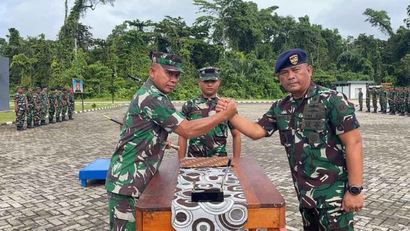 Dansatdik-3 Kolonel Marinir Harnoko serah terima ke Kadisminpers Koarmada III Kolonel Laut (P) I Komang Nurhadi