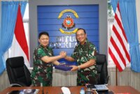 Dirum Kodiklatal Laksma TNI Dedy Junaidi bersama Laksma TNI Sunarto