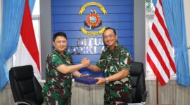 Dirum Kodiklatal Laksma TNI Dedy Junaidi bersama Laksma TNI Sunarto