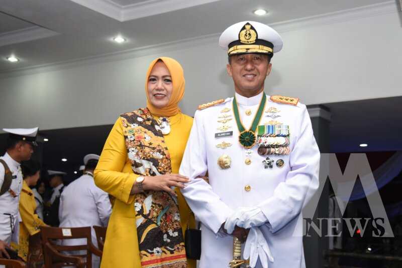 Dankodiklatal Letjen TNI Marinir Nur Alamsyah didampingi Ketua Gabungan Jalasenastri Kodiklatal Ny. Ayu Nur Alamsyah