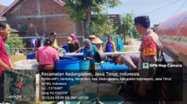 Polsek Kedungadem dan BPBD Bojonegoro salurkan air bersih ke warga