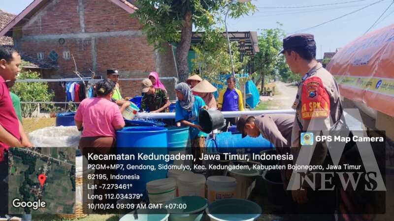 Polsek Kedungadem dan BPBD Bojonegoro salurkan air bersih ke warga