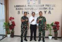 Kadispen Kodiklatal Kolonel Marinir Sunaswan didampingi Danpuslatmar Kodiklatal Kolonel Marinir Yudi Asmar