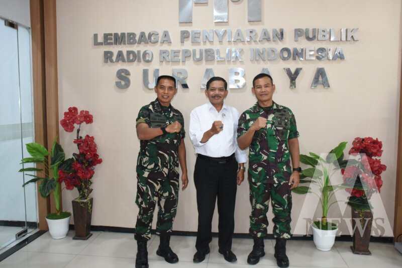 Kadispen Kodiklatal Kolonel Marinir Sunaswan didampingi Danpuslatmar Kodiklatal Kolonel Marinir Yudi Asmar