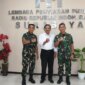 Kadispen Kodiklatal Kolonel Marinir Sunaswan didampingi Danpuslatmar Kodiklatal Kolonel Marinir Yudi Asmar