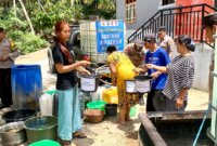 Polisi distribusikan air bersih dan berbagi ember gratis
