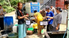 Polisi distribusikan air bersih dan berbagi ember gratis