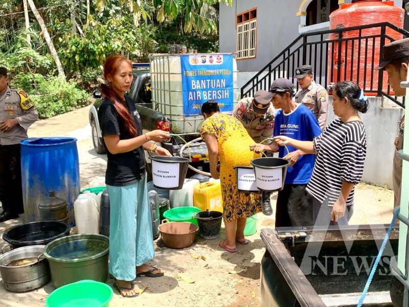 Polisi distribusikan air bersih dan berbagi ember gratis