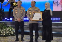 Ketua Komnas Disabilitas Dante Rigmalia serahkan penghargaan ke As SDM Polri Irjen Pol Dedi Prasetyo