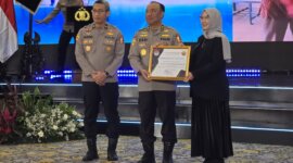 Ketua Komnas Disabilitas Dante Rigmalia serahkan penghargaan ke As SDM Polri Irjen Pol Dedi Prasetyo