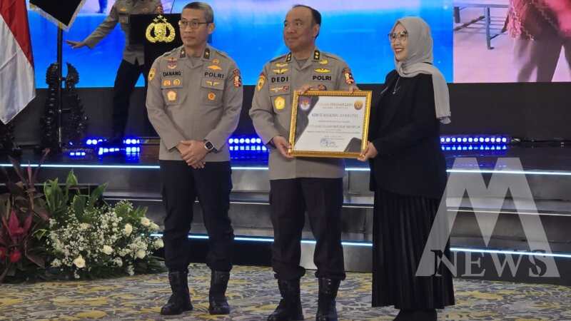 Ketua Komnas Disabilitas Dante Rigmalia serahkan penghargaan ke As SDM Polri Irjen Pol Dedi Prasetyo