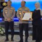 Ketua Komnas Disabilitas Dante Rigmalia serahkan penghargaan ke As SDM Polri Irjen Pol Dedi Prasetyo
