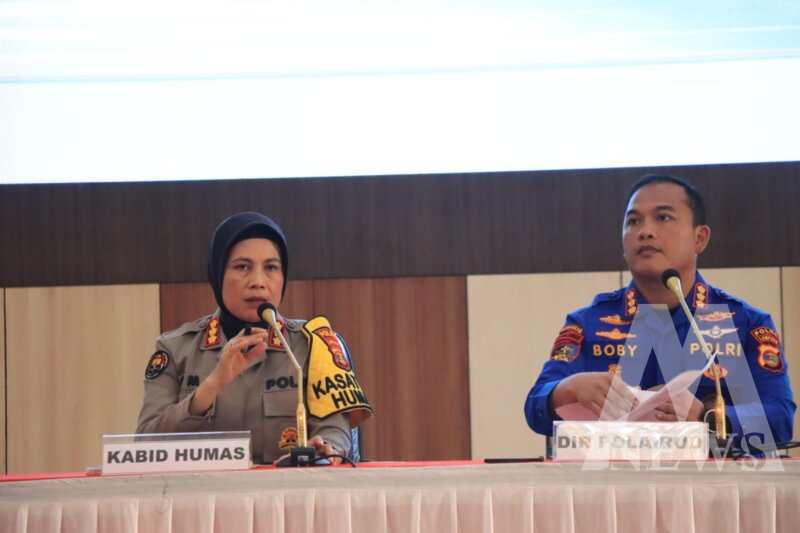 Ditpolairud Polda Lampung Kombespol Boby Pa'ludin Tambunan bersama Kabid Humas Polda Lampung, Kombespol Umi Fadilah Astutik