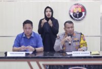 Dirreskrimum Polda Jatim Kombespol Farman dan Kabid Humas Polda Jatim Kombespol Dirmanto