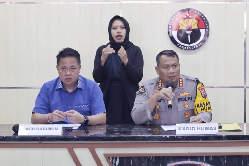 Dirreskrimum Polda Jatim Kombespol Farman dan Kabid Humas Polda Jatim Kombespol Dirmanto