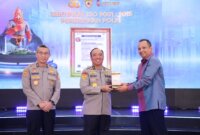 ASSDM Polri Irjen Pol Dedi Prasetyo saat terima penghargaan dari Direktur Utama PT Sucofindo, Jobi Triananda