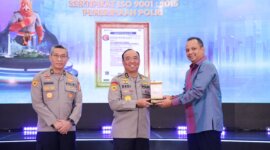 ASSDM Polri Irjen Pol Dedi Prasetyo saat terima penghargaan dari Direktur Utama PT Sucofindo, Jobi Triananda