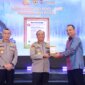 ASSDM Polri Irjen Pol Dedi Prasetyo saat terima penghargaan dari Direktur Utama PT Sucofindo, Jobi Triananda