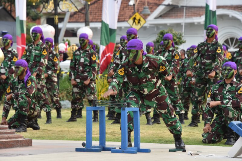 Upacara Parade Surya Senja di Gedung Negara Grahadi