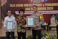 Kapolres Jember AKBP Bayu Pratama Gubunagi terima penghargaan dari Ketua Umum LPAI, Prof. Dr. Seto Mulyadi, M.Si.,