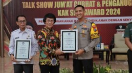 Kapolres Jember AKBP Bayu Pratama Gubunagi terima penghargaan dari Ketua Umum LPAI, Prof. Dr. Seto Mulyadi, M.Si.,