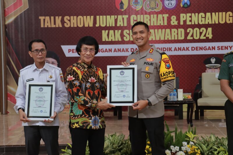 Kapolres Jember AKBP Bayu Pratama Gubunagi terima penghargaan dari Ketua Umum LPAI, Prof. Dr. Seto Mulyadi, M.Si.,