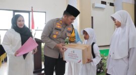 Kapolres Nganjuk AKBP Siswantoro berikan santunan ke yatim piatu