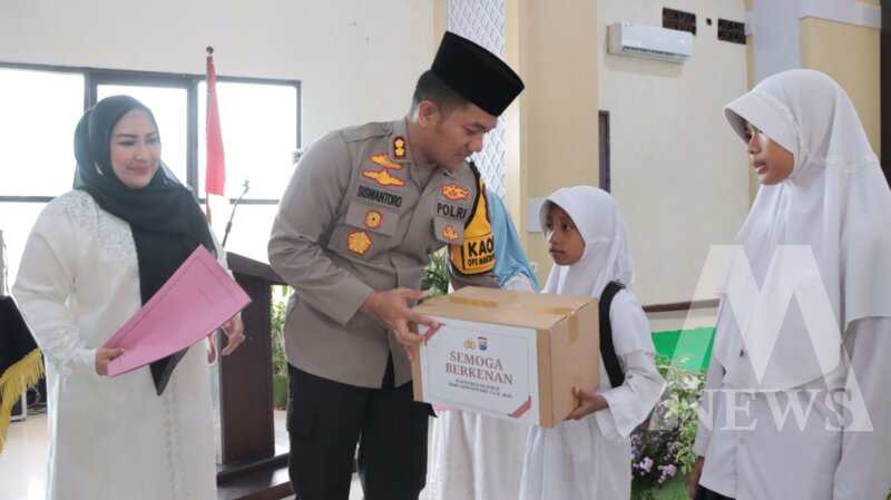 Kapolres Nganjuk AKBP Siswantoro berikan santunan ke yatim piatu
